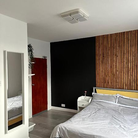 Modern En Suite Bedroom Close To City Centre Leeds  Buitenkant foto