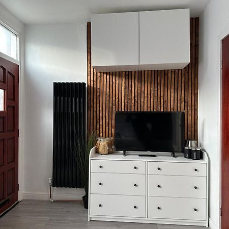 Modern En Suite Bedroom Close To City Centre Leeds  Buitenkant foto
