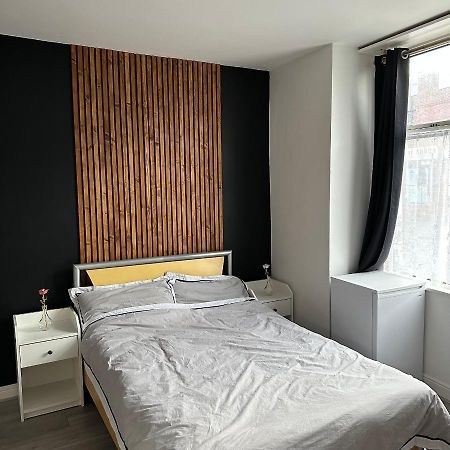 Modern En Suite Bedroom Close To City Centre Leeds  Buitenkant foto
