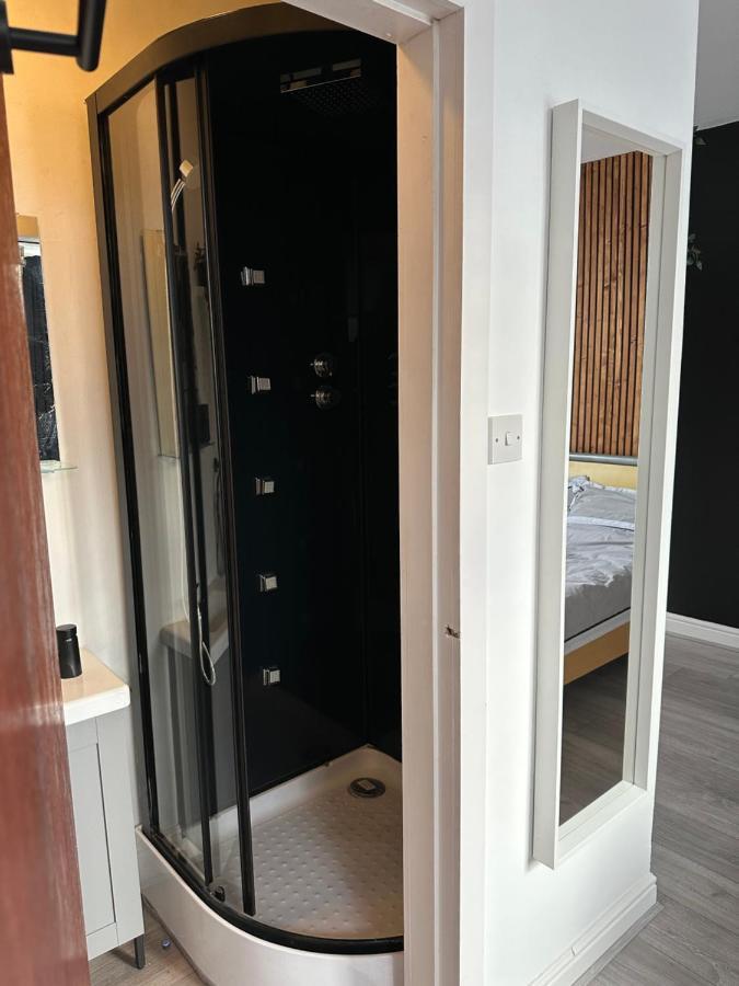 Modern En Suite Bedroom Close To City Centre Leeds  Buitenkant foto