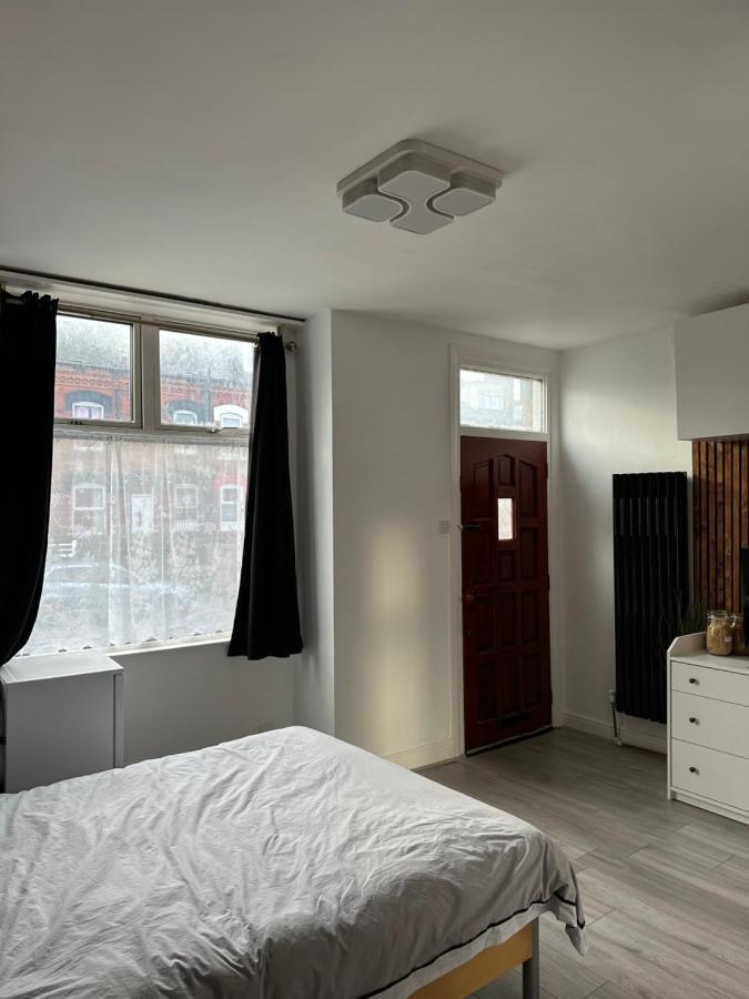 Modern En Suite Bedroom Close To City Centre Leeds  Buitenkant foto